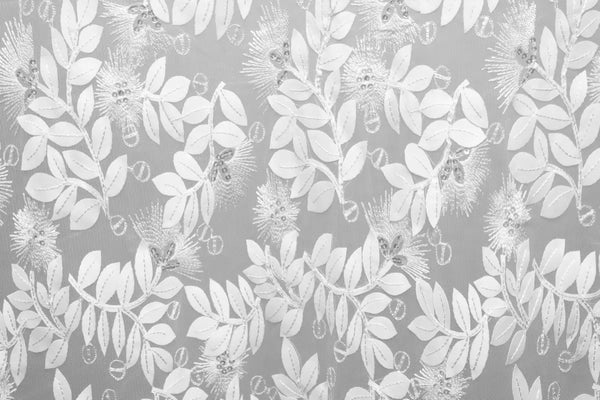 Table linen with leaf embroidery adding refined natural beauty, perfect for seasonal or nature-inspired tables.